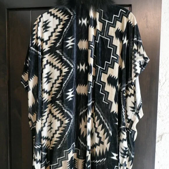 Double D Ranch Bankhead Blanket Cape with Fur - Picture 5 of 6